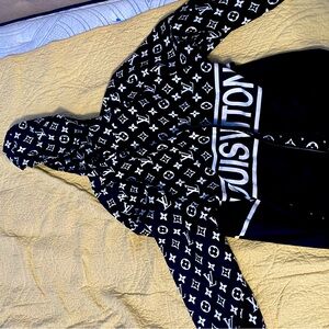 Louis vuttion windbreaker sizing in Europe is different so it’s a medium in U.S